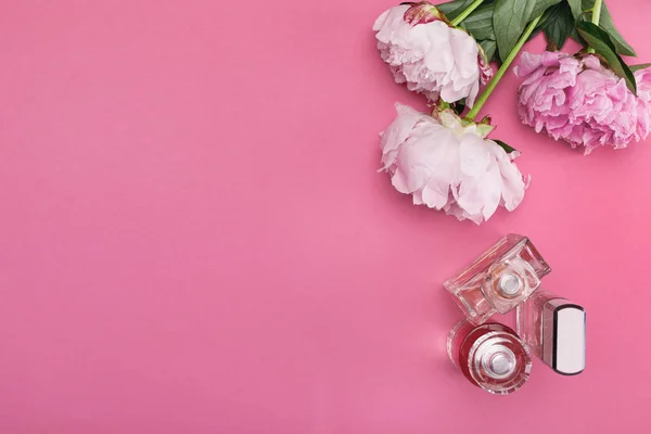 Butelek perfum i piwonia kwiatów — Zdjęcie stockowe
