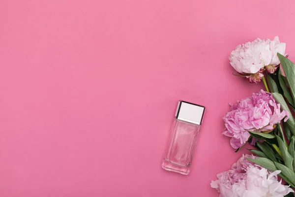 Bouteille de parfum et de fleurs de pivoine — Photo