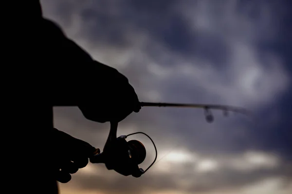 Pesca nel fiume al tramonto . — Foto Stock