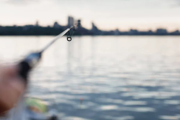 Pêche dans la rivière au coucher du soleil . — Photo