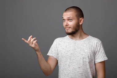 adam işaret kopya alanı gülümseyen