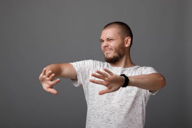 Adam dur işareti yapıyor.