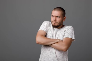 dikkatli genç adam portresi