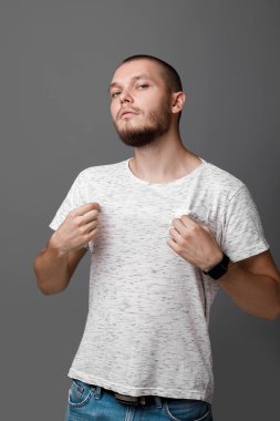 genç gururlu adam portresi