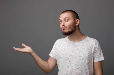 adam işaret kopya alanı gülümseyen