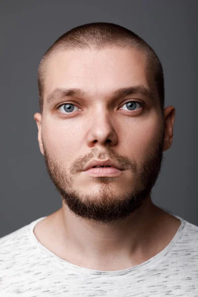 Retrato de jovem calmo — Fotografia de Stock