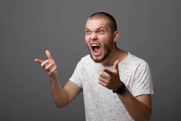 Joven gritando enojado — Foto de Stock