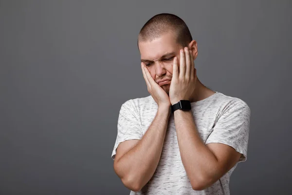 Portret van gefrustreerd jonge man — Stockfoto