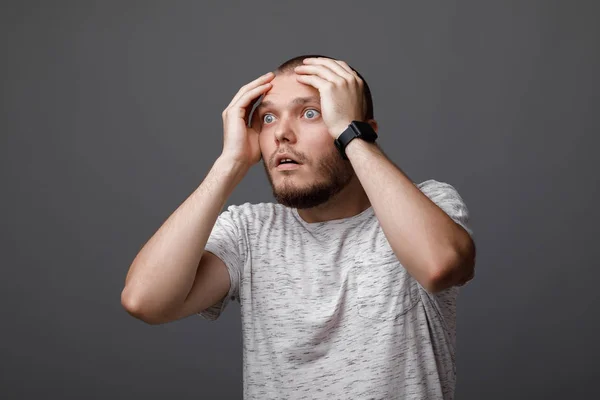 Retrato del joven sorprendido —  Fotos de Stock