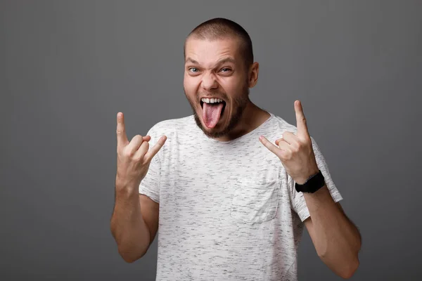 Jovem mostrando gesto de rock — Fotografia de Stock