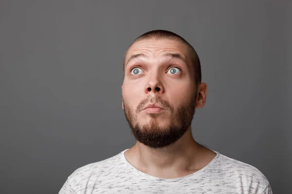 Retrato del joven sorprendido — Foto de Stock