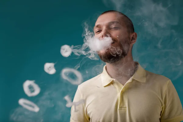 Homem vaping lança anel de fumaça — Fotografia de Stock