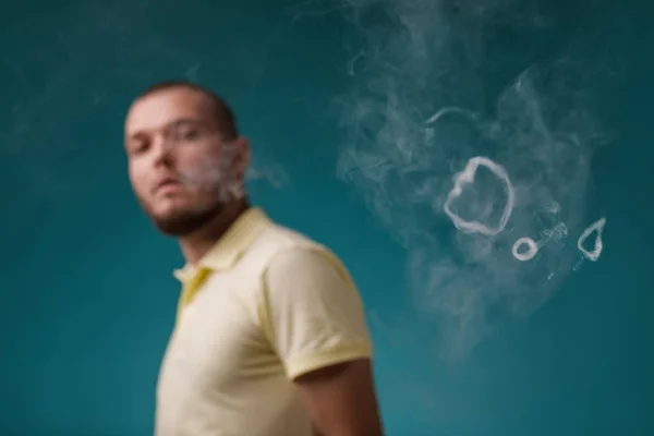 Homem vaping lança anel de fumaça — Fotografia de Stock