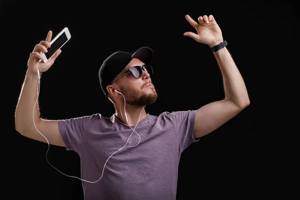Muž poslechem hudby ve sluchátkách — Stock fotografie