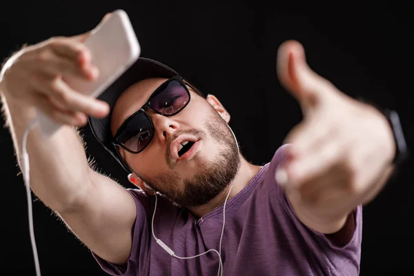 Hombre escuchando música en auriculares — Foto de Stock