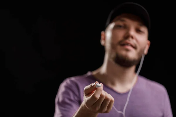 Man lyssnar på musik i hörlurar — Stockfoto