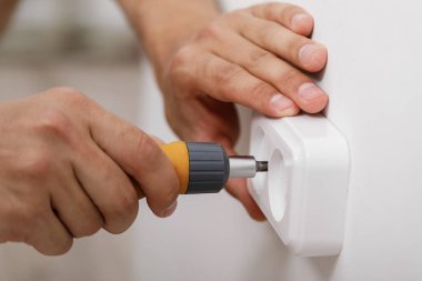 Elektrikçi elektrik soketi yükleme