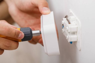 Elektrikçi elektrik soketi yükleme