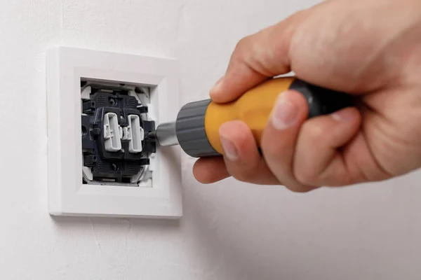 Electrician installing light switch — Stock Photo, Image