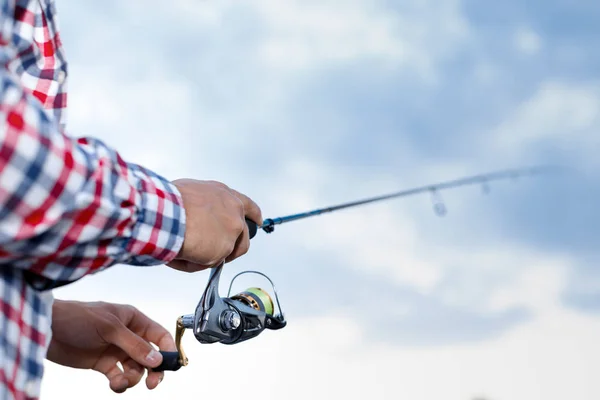 Pesca nel fiume al tramonto . — Foto Stock