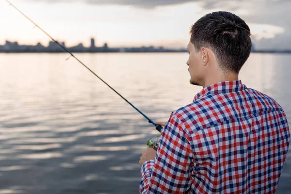 Pesca no rio ao pôr-do-sol . — Fotografia de Stock