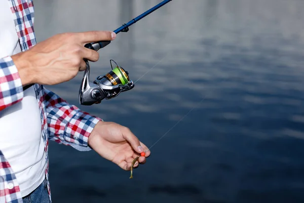 Pesca en el río al atardecer . — Foto de Stock