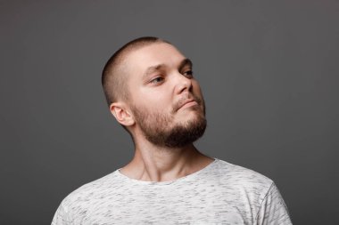 genç gururlu adam portresi