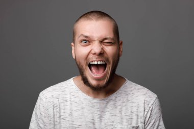 Gülümseyen Genç Adam Portresi