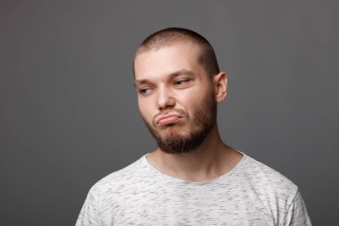 memnun genç adam portresi