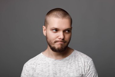 hayal kırıklığına uğramış genç adam portresi