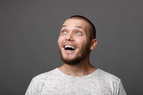 Retrato de un joven sonriente — Foto de Stock