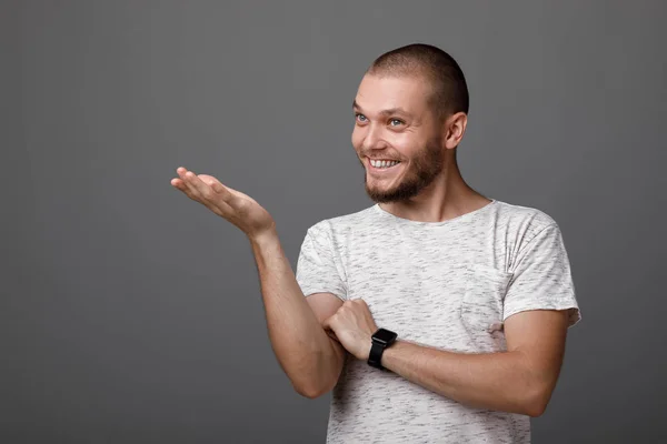 Uomo sorridente che punta lo spazio copia — Foto Stock