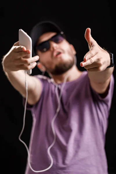 Hombre escuchando música en auriculares — Foto de Stock