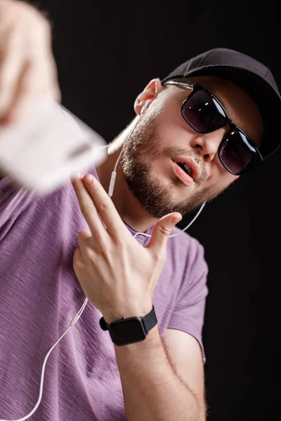 Hombre escuchando música en auriculares — Foto de Stock