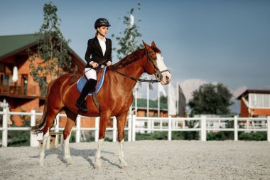 Binici zarif kadın dışında onun at binme