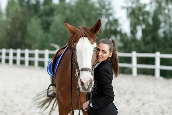 Jinete elegante mujer cabalgando su caballo fuera — Foto de Stock