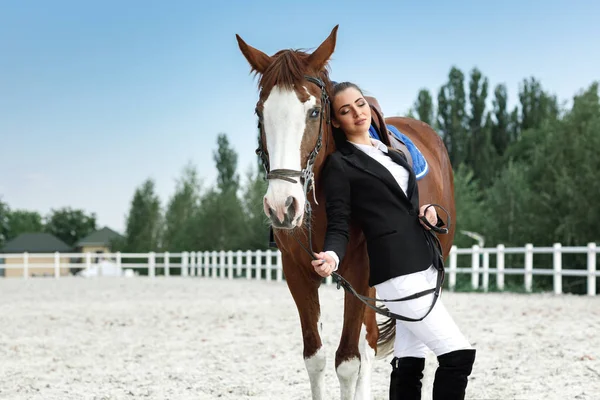 Rider elegante vrouw haar paard buiten rijden — Stockfoto