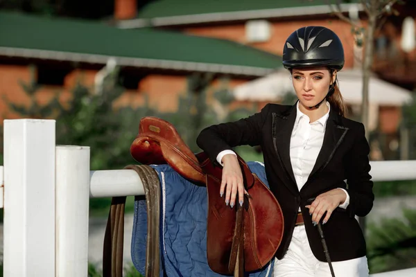 Portret Kobiety Elegancki Rider Hełm Bata Stoi Pobliżu Ogrodzenia Manege — Zdjęcie stockowe