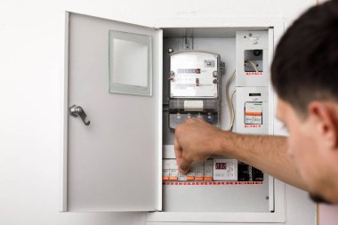 Elektrik Klemens kutusuna. adam düşman açma veya kapatma