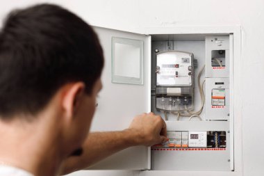 Elektrik Klemens kutusuna. adam düşman açma veya kapatma
