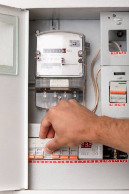 Elektrik Klemens kutusuna. adam düşman açma veya kapatma