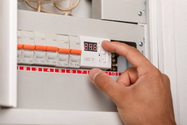 Elektrik Klemens kutusuna. adam düşman açma veya kapatma