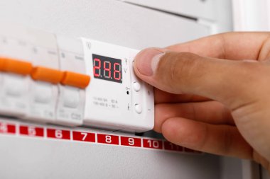 Elektrik Klemens kutusuna. adam düşman açma veya kapatma