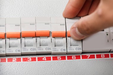Elektrik Klemens kutusuna. adam düşman açma veya kapatma