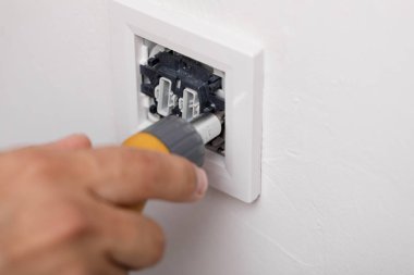 ışık anahtarı yükleme elektrikçi. Aracı