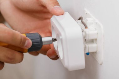 elektrikçi elektrik soketi yükleme. Aracı
