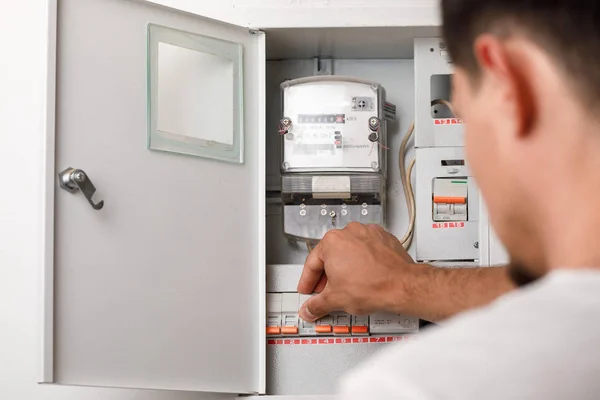 Caja de terminales eléctricos. hombre encender o apagar — Foto de Stock