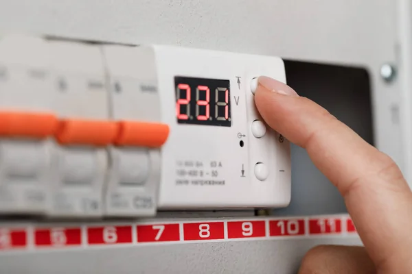 Caja de terminales eléctricos. hombre encender o apagar — Foto de Stock