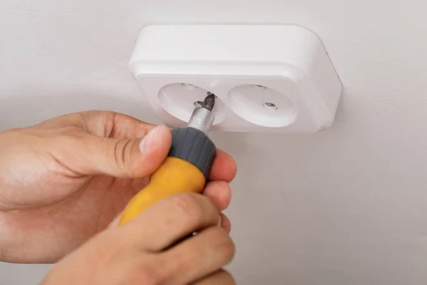 The electrician installing the electrical socket. tool — Stock Photo, Image