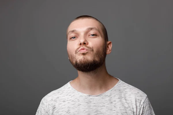 El retrato del joven barbudo —  Fotos de Stock